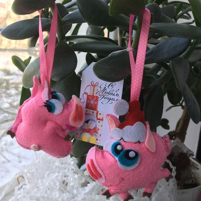 Новогодние авторские игрушки свинки из фетра